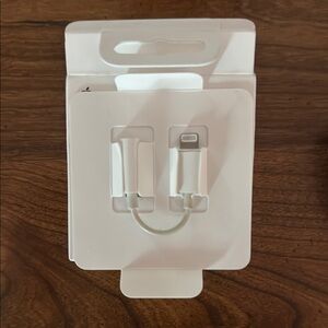 Apple White Lightning to 3.5mm Adapter